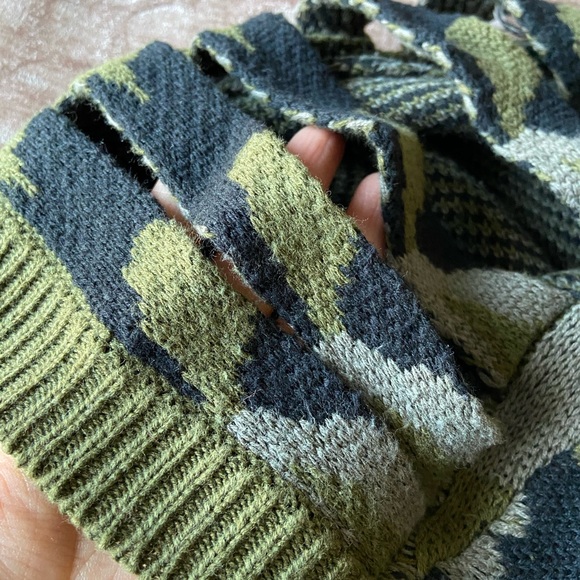 FOREVER 21 CAMOUFLAGE CUT OUT SWEATER - Picture 8 of 10